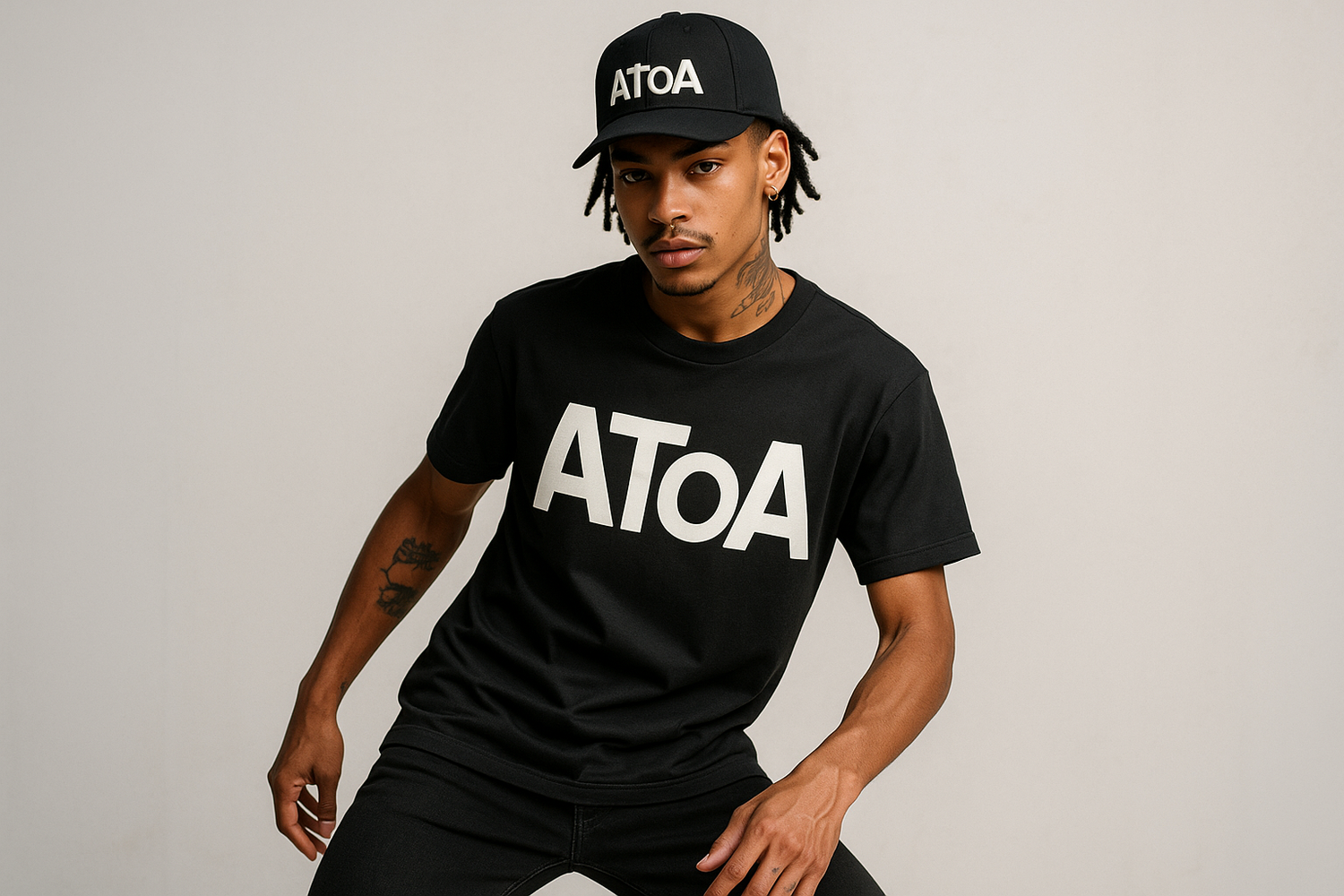 quiero que me aga un modelo hombre con camiseta y gorra De mi marca AToA que sea unico y diferente